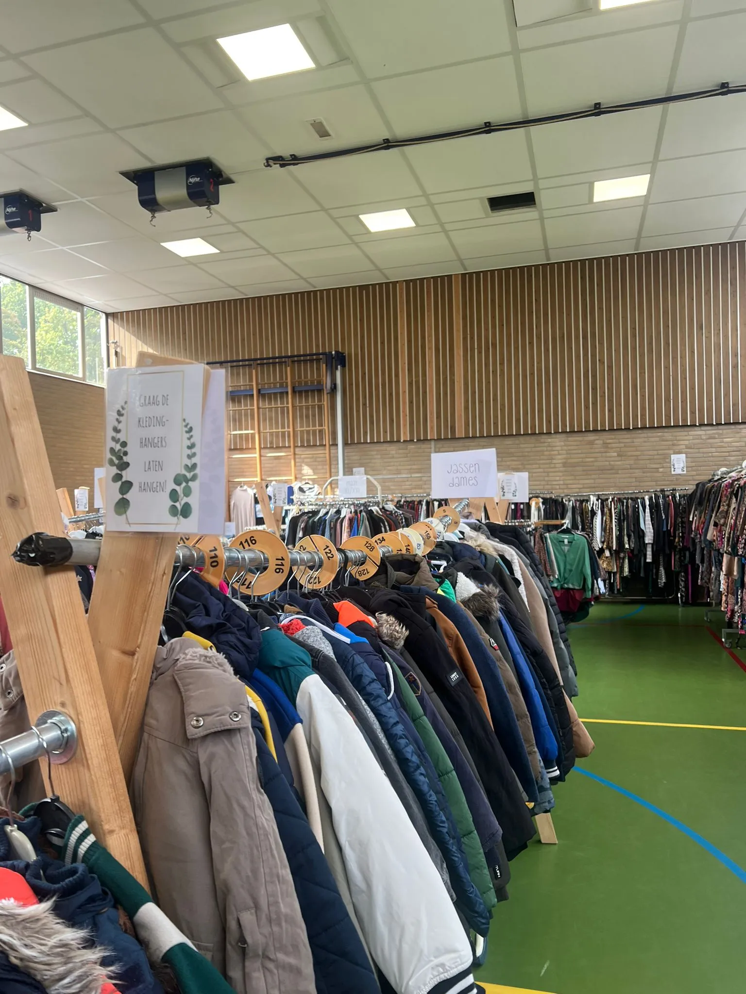 Kledingrekken op de kledingbeurs in Teuge