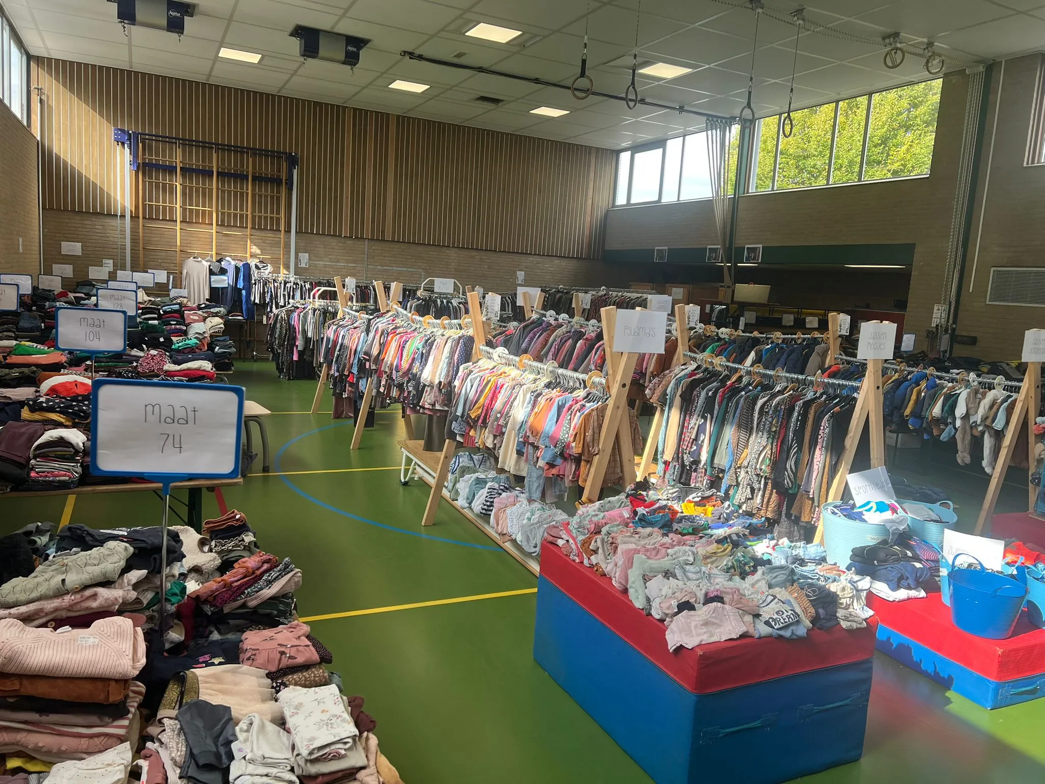 Kinderkleding gesorteerd op maat op de beurs